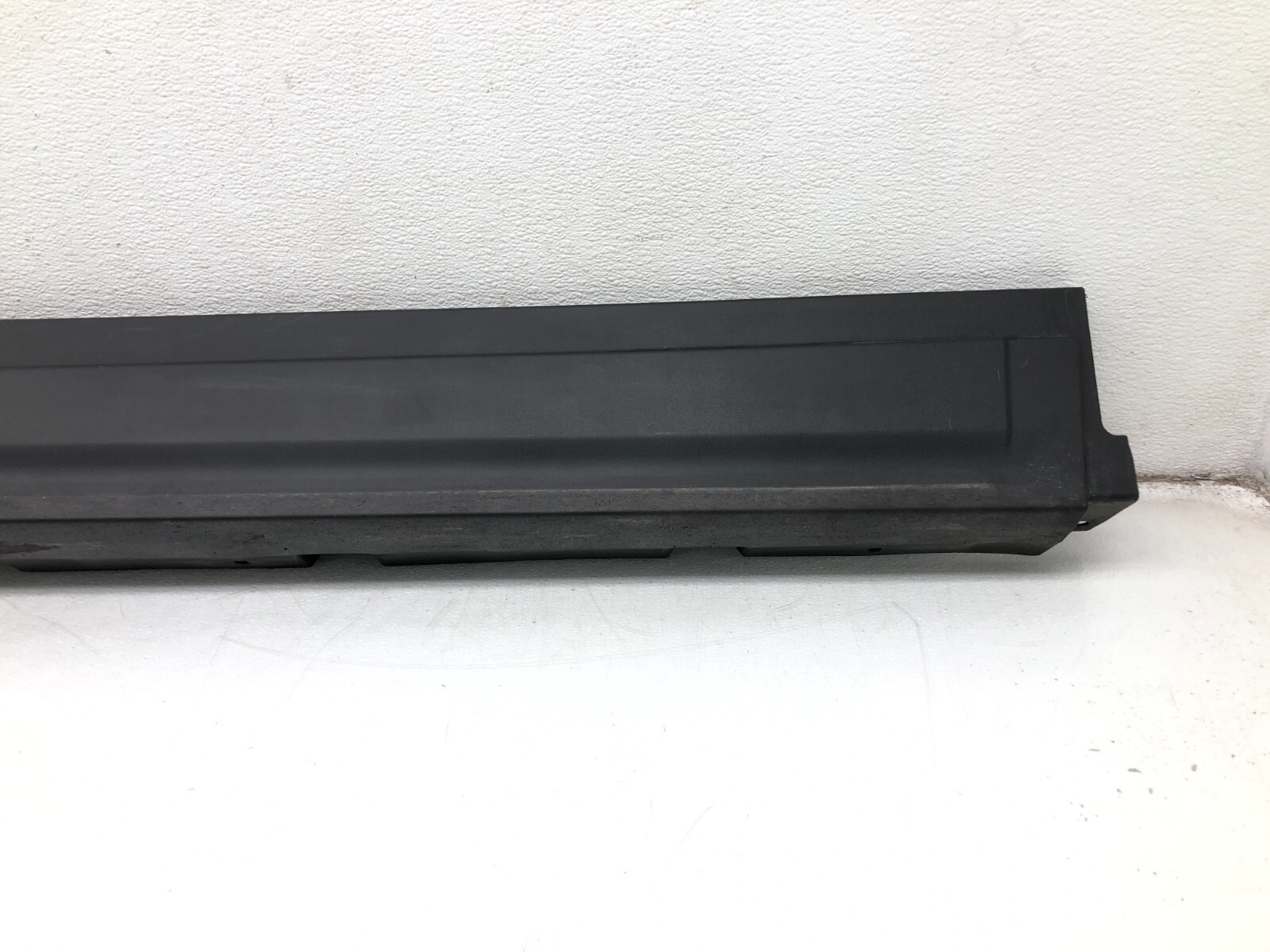 2017-2022 MASERATI LEVANTE RIGHT PASSENGER SIDE SKIRT ROCKER PANEL MOLDING OEM.