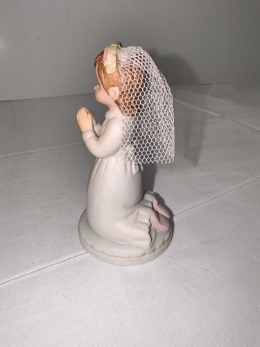 Estatuilla de porcelana primera comunión niña arrodillada con velo zapatos rosa - Imagen 2 de 5