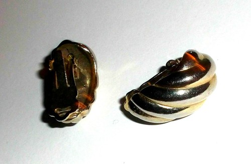 clip on earrings vintage large metal gold colored swirled 1" long - Picture 2 of 3