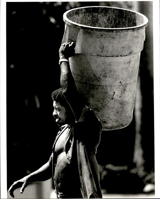 LG102 1983 Orig Photo GARBAGEMAN CARRIES WEIGHT OF N. BAY VILLAGE ON SHOULDERS