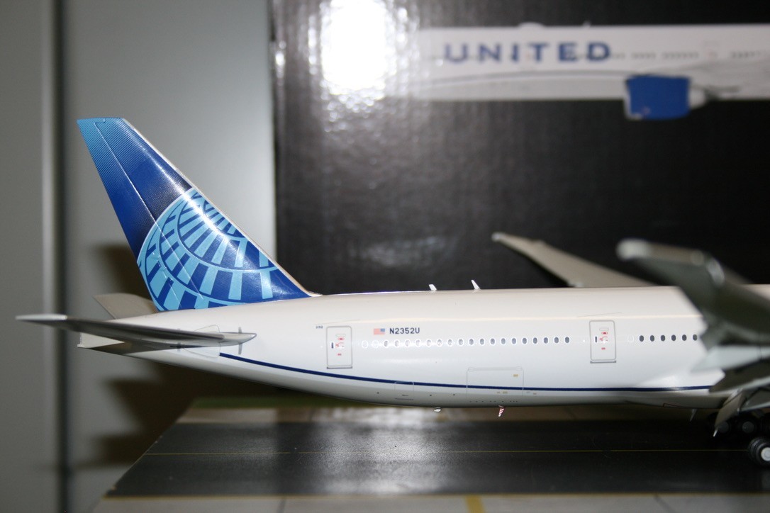 Gemini Jets 1:200 United Airlines Boeing 777-300ER N2352U