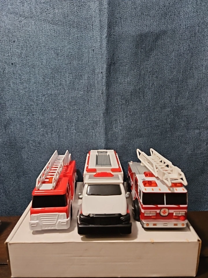 Set of 6 Emergency Vehicles | Fire Trucks & Ambulances | Lights & Sounds Rescue - Image 2 of 4