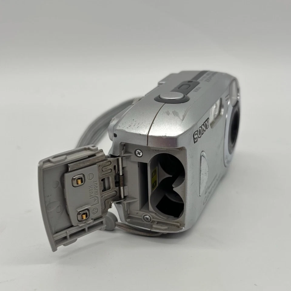 Sony Cybershot DSC-P43 4.1MP CCD Compact Digital Camera Point & Shoot Y2K *READ* - Image 4 of 4