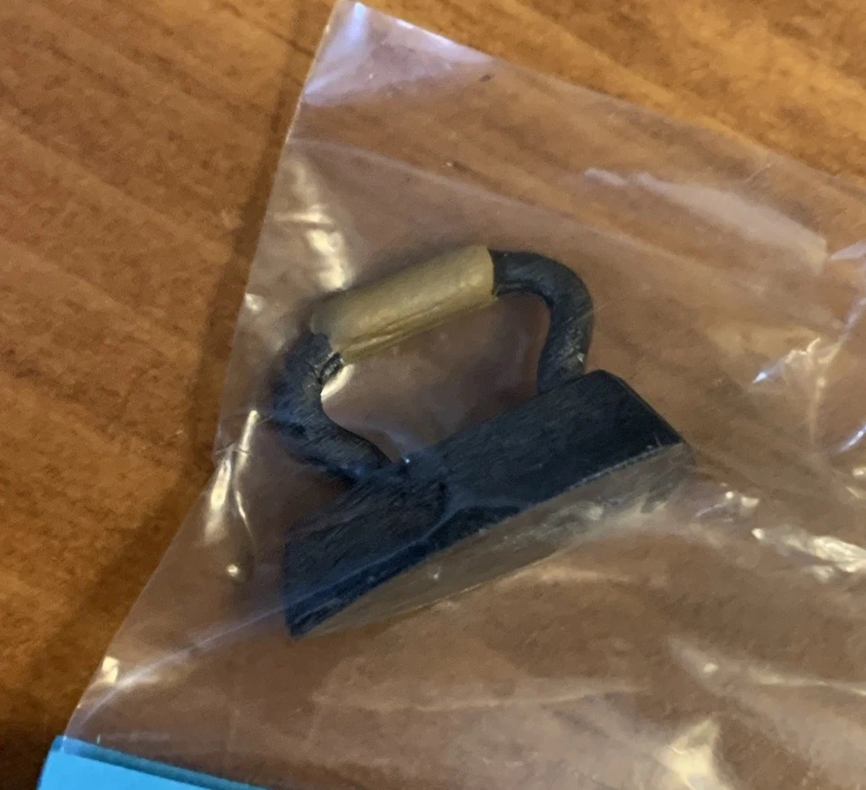 Island Crafts Miniaturas Hierro Fundido 1:12 Hierro de Mano y 2 Soportes para Placa/Imagen Nuevo de Lote Antiguo Foto 2 de 4