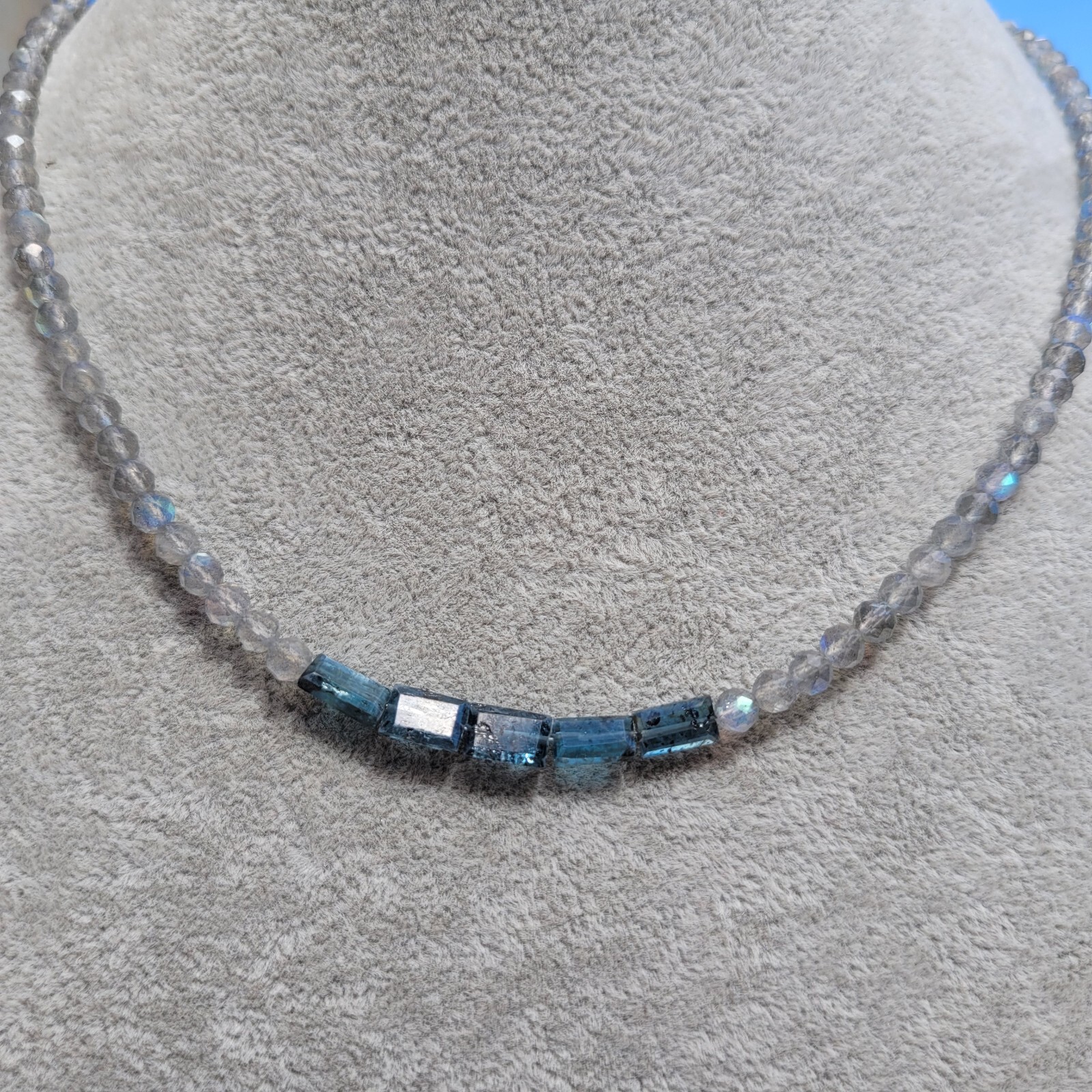 Collier labradorite naturelle et cyanite pour illuminer vos tenues bohèmes chic