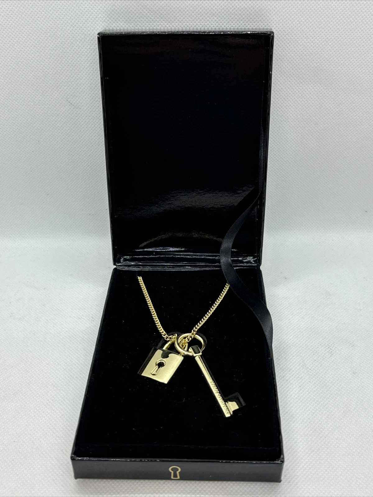 UNDERCOVER Collana Ciondolo Chiave Vintage Nuova con scatola Victoria's Secret Scandalosa Serratura Tono Oro $78