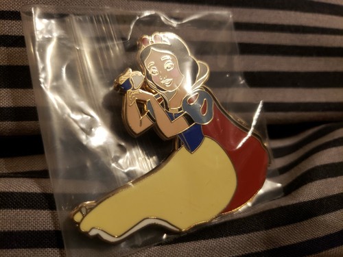 Disney x Loungefly -Snow White Character Pin - Picture 4 of 6