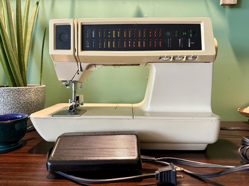 GREAT CONDITION Singer Touchtronic 2010 Memory Machine Seeing Machine
