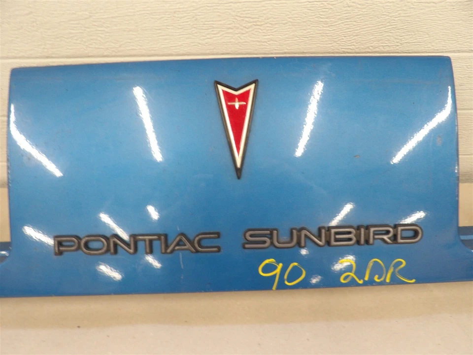 ЦЕНТРАЛЬНЫЙ ЗАДНИЙ ФОНАРЬ PONTIAC SUNBIRD 1988-1994 2Dr ПАНЕЛЬ ОТДЕЛКИ ХВОСТА БАГАЖНИКА - Изображение 2 из 4