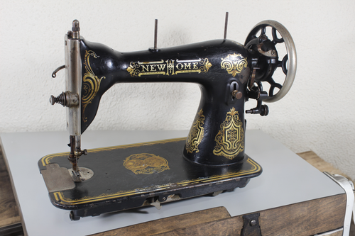 Machine à coudre ancienne de 1890 à main (Gebraucht) in Cernier für CHF