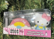 Nwt Sanrio Hello Kitty Ceramic Salt & Pepper Shaker Set Kitchen Baking Holiday