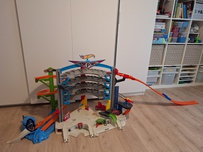 Hot Wheels City Ultimative Garage Mega Garage mit Hai Angriff