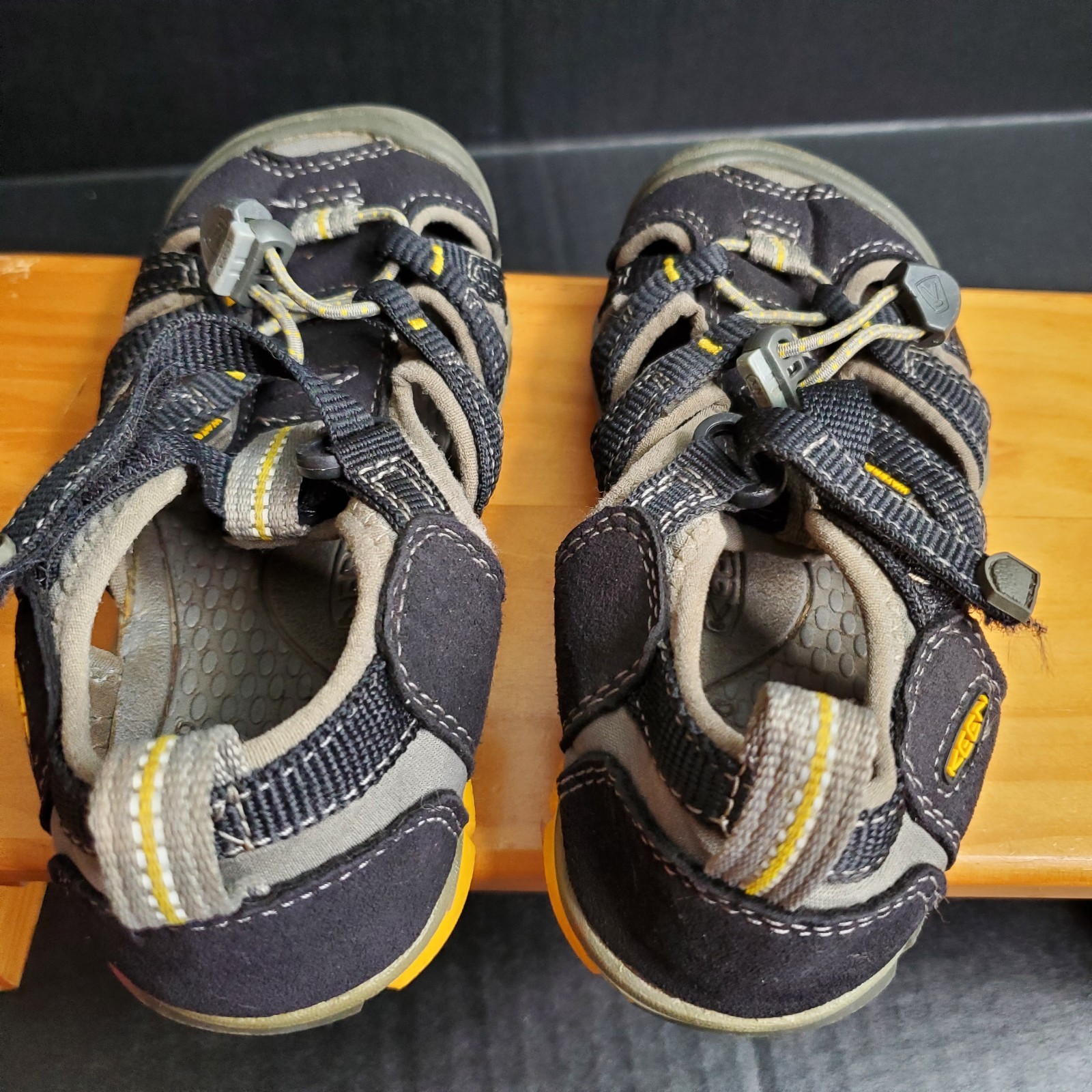 Sandali da trekking Keen Newport H2 nero grigio giallo punta chiusa bambino taglia 11 EU 29