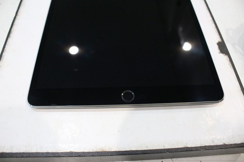 Apple iPad Pro 10.5" (1st Gen) - WiFi Only - 256GB - Picture 2 of 18