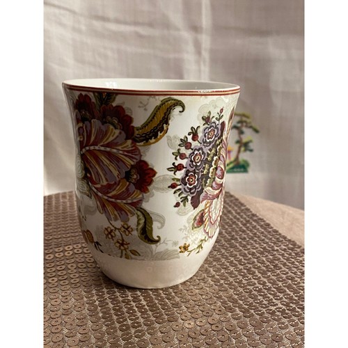 222 Fifth Mug/Cup, Coffee/Tea. Pretty, fine china mug in the Gabrielle pattern - Picture 5 of 12