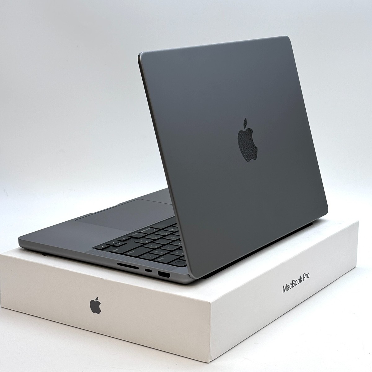 2021 MacBook Pro 14-inch M1 Pro – 16-Core GPU 32GB RAM 512GB