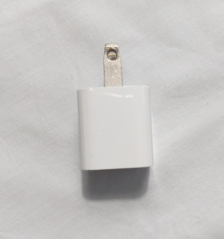 Appleです。 OEM Apple A1265 Adapter- Input 100-240V Output 5V-All iPhones