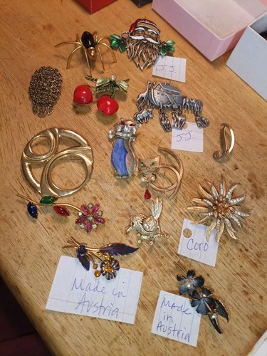 LOT OF VINTAGE COSTUME JEWELRY PINS J.J. CORO MADE IN AUSTRIA