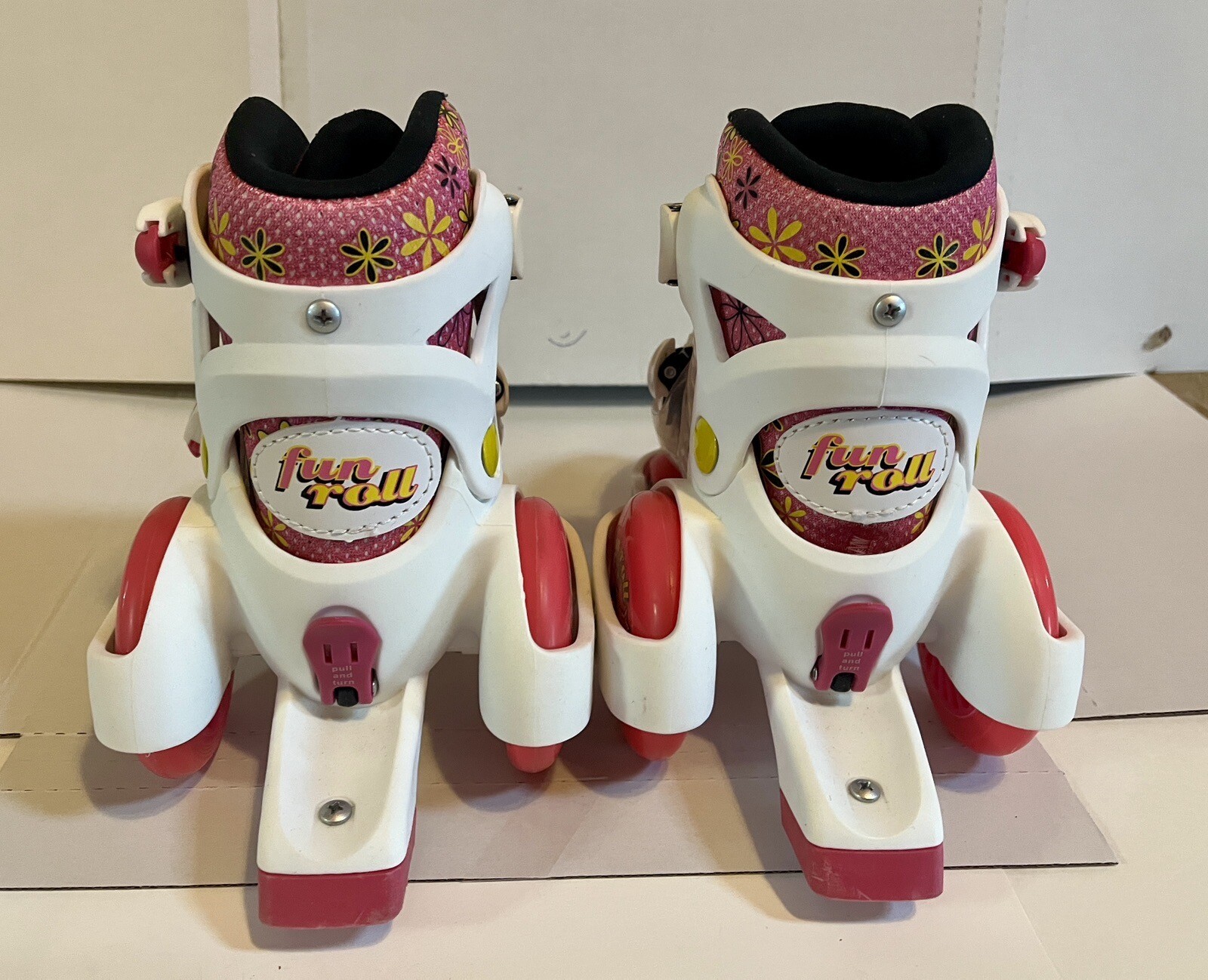Roller Derby Fun Roll Adjustble Skate Size Youth 711 Girls Pink White