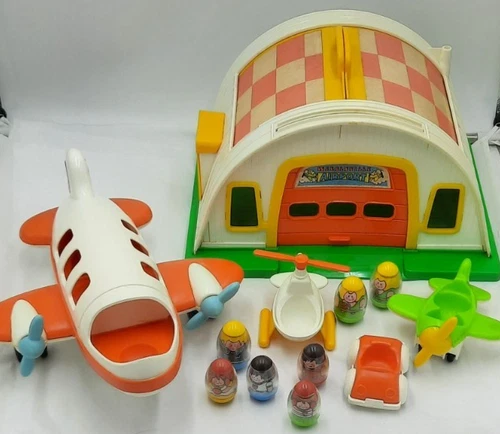 Hasbro Weebles Weebleville Airport, Airplane and 7 Figures Vintage 1973