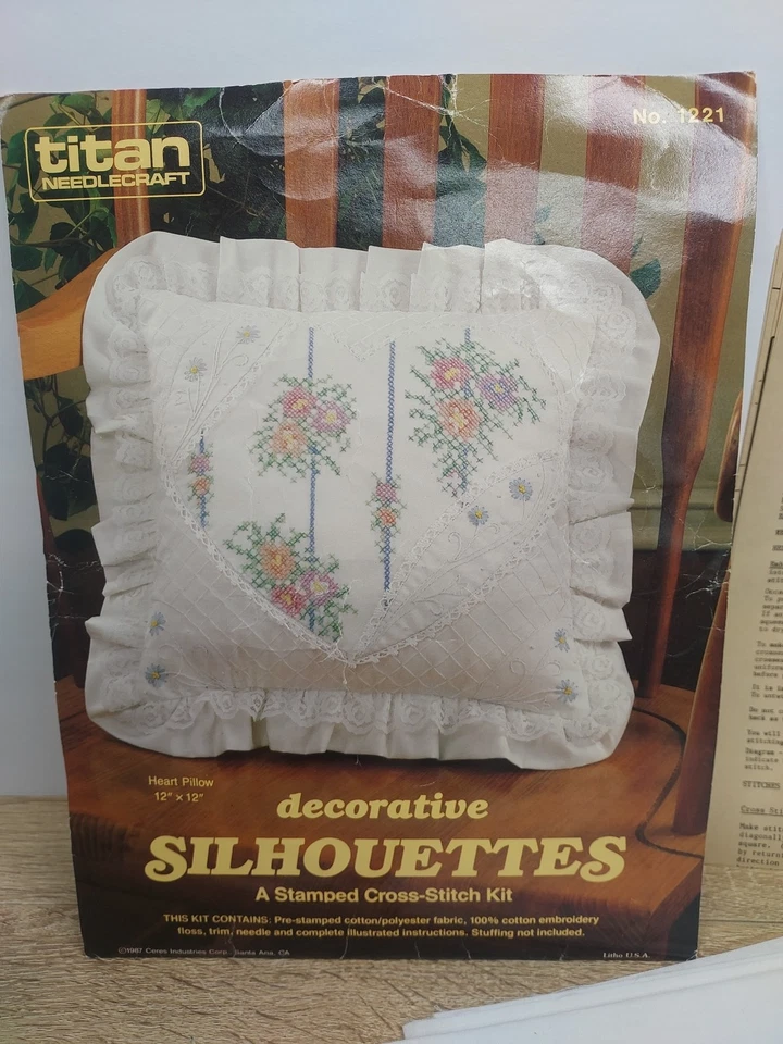 Kit de punto de cruz estampado silueta almohada corazón patrón floral casa de campo de colección Foto 2 de 4