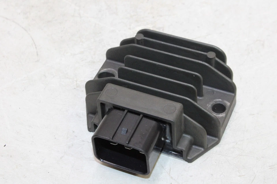 Regulador de voltaje rectificador OEM SUZUKI GSXS750 2023 Foto 2 de 4