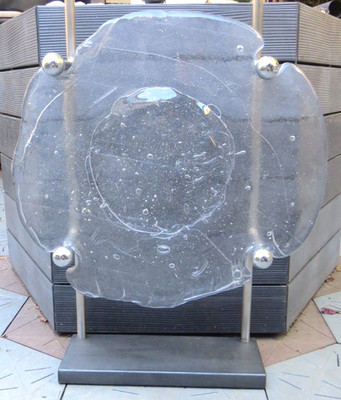 27571/ Glaskunst Skulptur Scheibe Unikat a. Ständer signiert K 98 HxB 82x59 42Kg