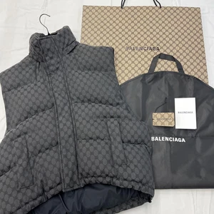 Gilet en duvet GUCCI BALENCIAGA Gucci Balenciaga accessoires disponibles