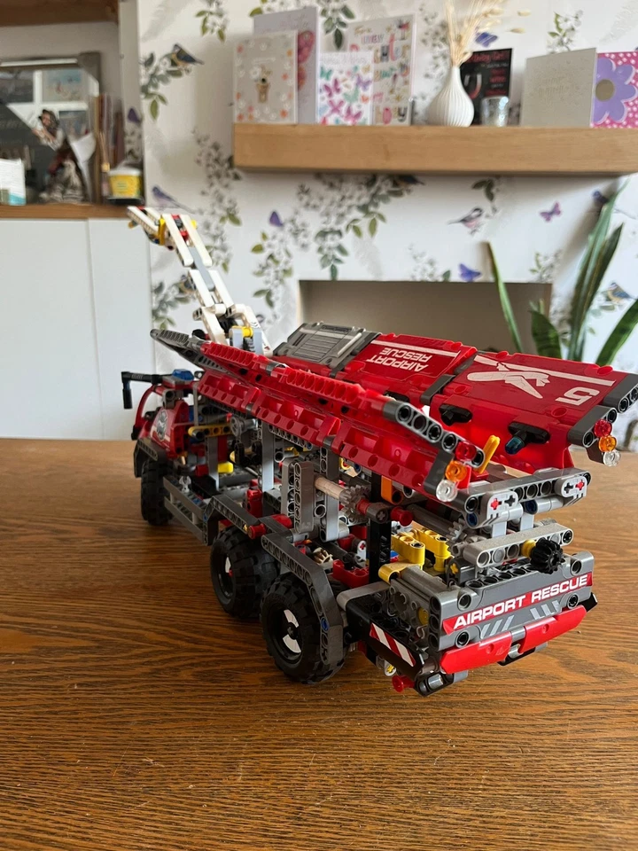 LEGO Technic 42068 Airport Rescue Vehicle, photo 4 of 5