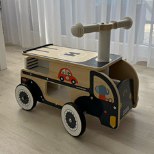 Holz Kinder-Rutscher Aufsitzauto Bus/Auto-Design, 4 R&auml;der, Lenker, Rampe