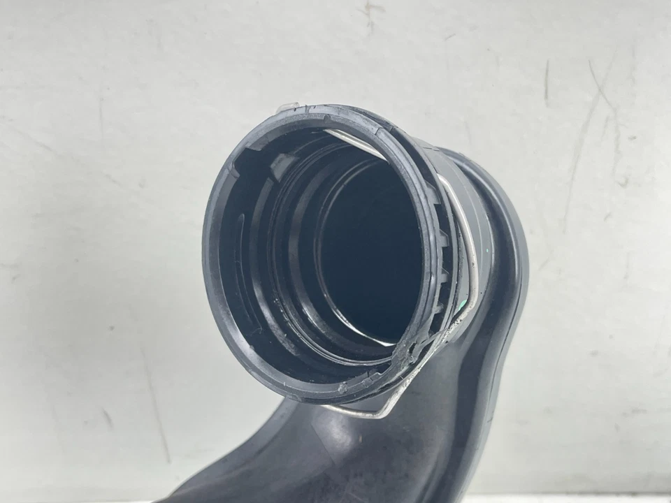 Шланг промежуточного охладителя турбокомпрессора BUICK CASCADA 2016-2019 годов выпуска 13345561 от оригинального производителя - Изображение 3 из 4