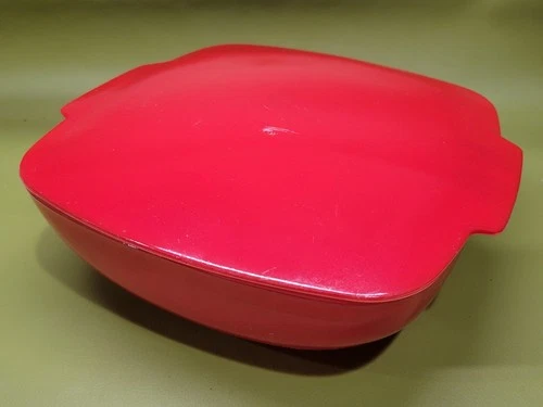 VINTAGE RED PYREX 525B SQUARE 2 1/2 QT BOWL WITH LID - NO CHIPS - SOME SCRATCHES