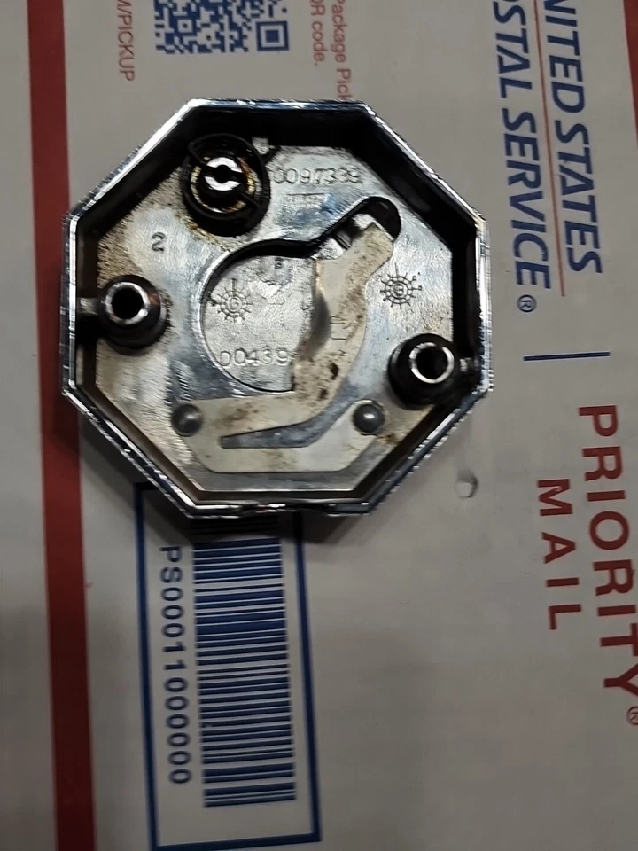 NOS 1980 - 83 庞蒂亚克凤凰原装后备箱锁翻盖边框通用 # 20086875 原始设备制造商 — 第 4/4 张图片