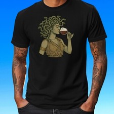 T-Shirt Medusa trinkt Wein – Mythologie trifft Genuss, Funshirt, Geschenkidee