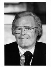 ROONE ARLEDGE 7x9 -- ORIGINAL CIRCA 1980 ABC TV PUBLICITY PORTRAIT -- NOT A COPY