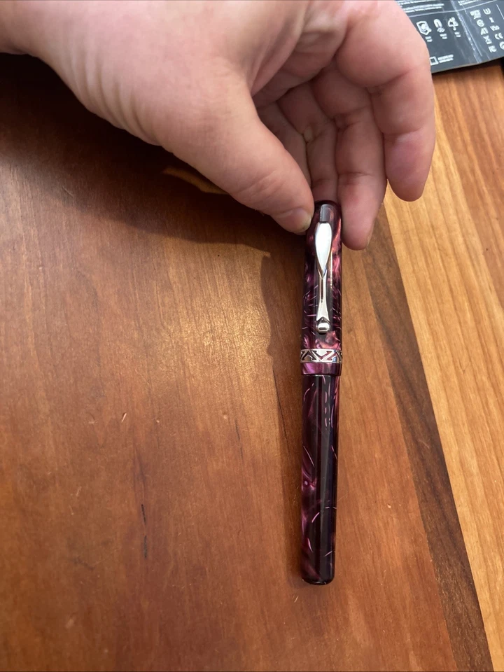 Pluma Estilográfica Visconti Kaleido Púrpura Foto 2 de 4