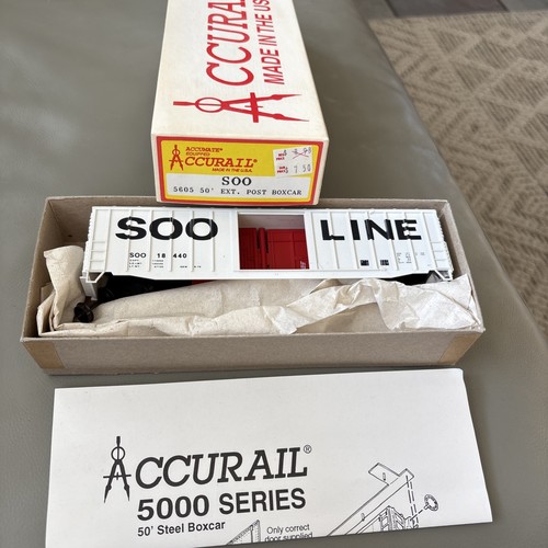 HO Accurail Soo Line 50' Ext. Poste Caja Acero Coche SOO Rd #18440 5605 | Zustand: New