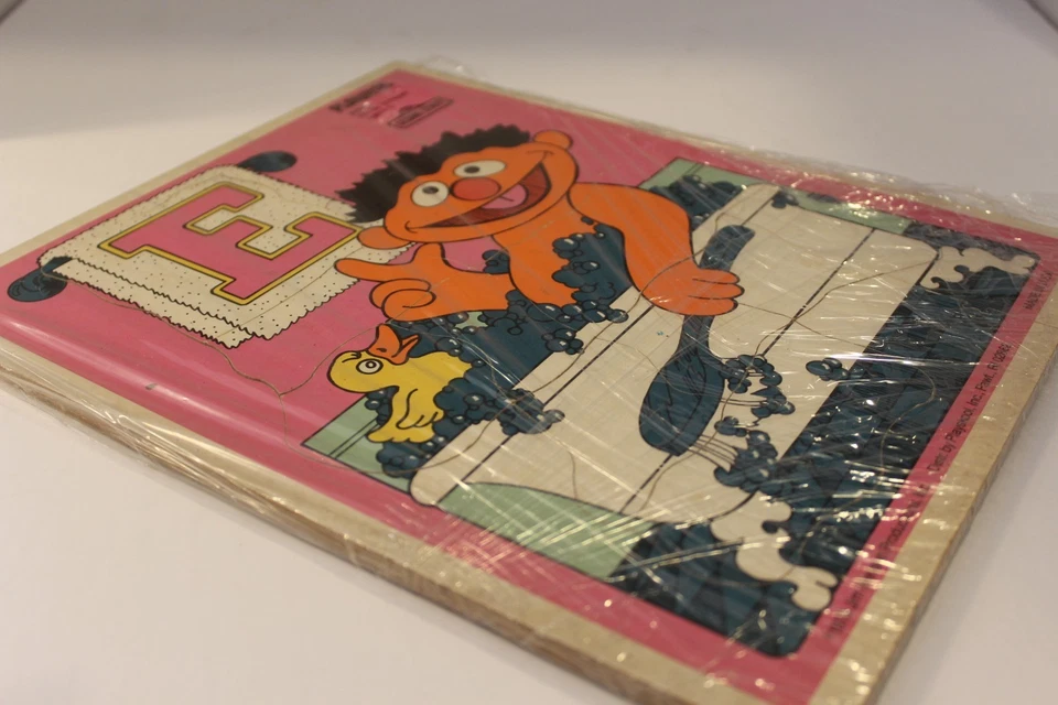 ERNIE IN BUBBLE BATH / 1979 PLAYSKOOL SESAME STREET WOODEN PUZZLE ages 2-5 - Image 3 of 4
