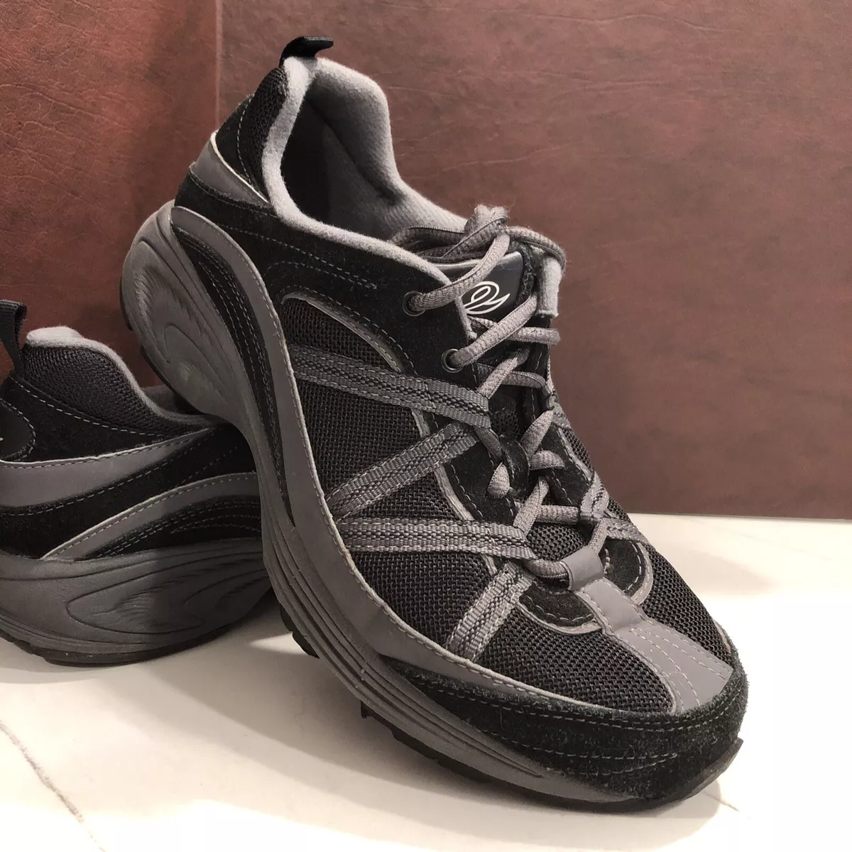 Easy spirit hotsell black tennis shoes