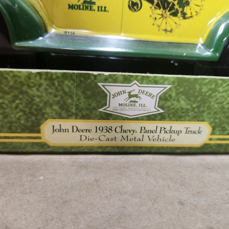 John Deere 1938 Chevy Panel Pickup Truck G Tractor Coin Bank 1/25 Ertl #15235 - Image 3 of 4