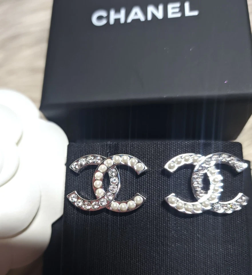 CHANEL LARGE CC SILVER EARRINGS - Image 3 of 4
