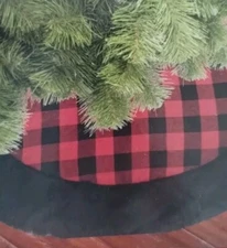 48" Buffalo Plaid Check Christmas Tree Skirt, Red With Black Faux Fur 