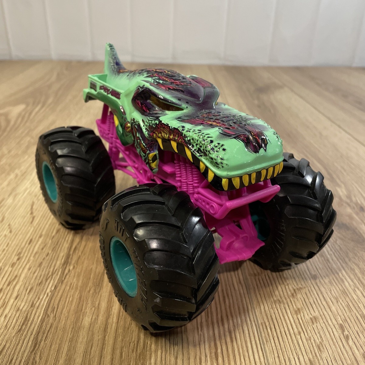 Hot Wheels Oversized Monster Jam 'ZOMBIE WREX' 1:24 Large Monster