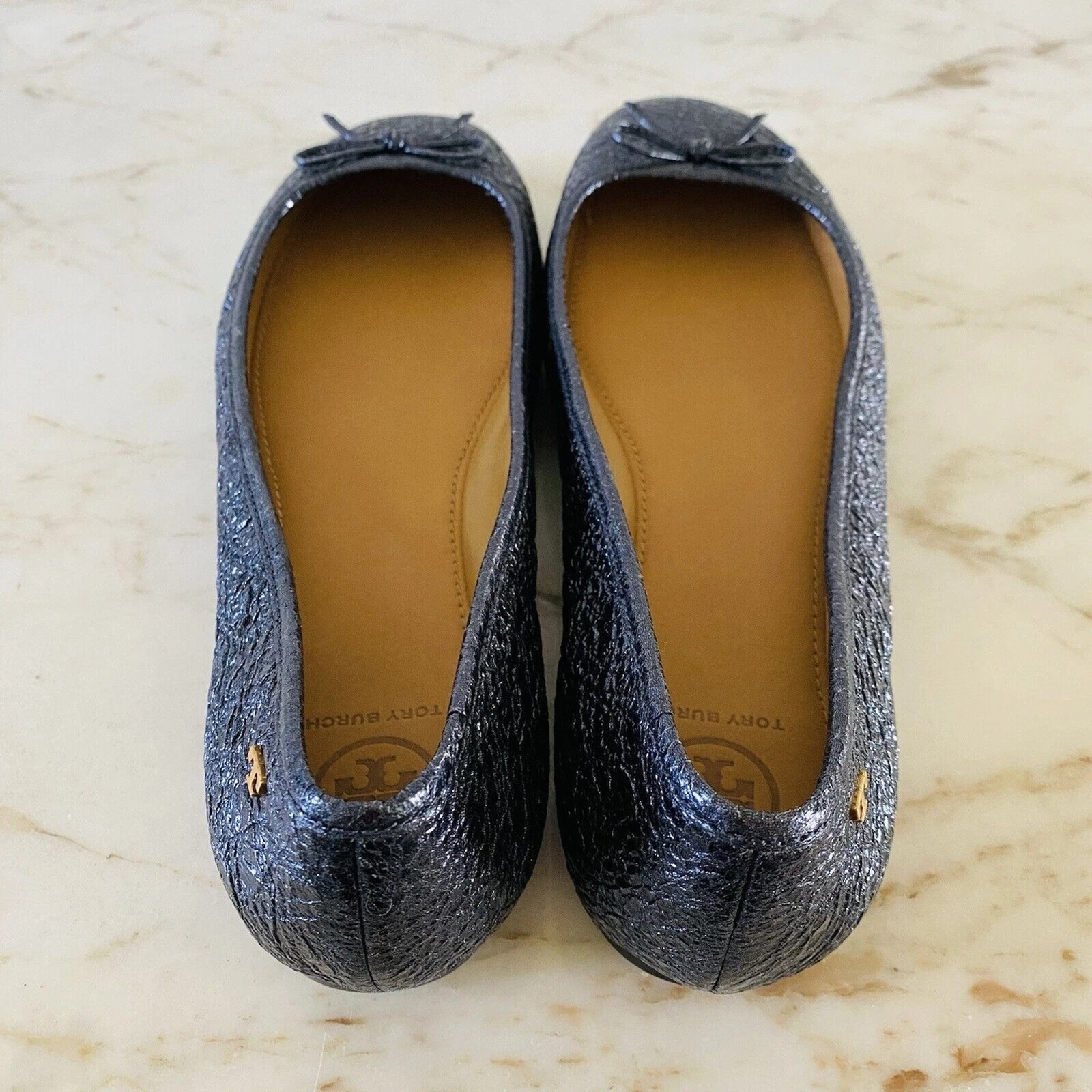 Ballerine ballerine TORY BURCH in pelle blu metallizzato tinta unita con fiocco accento US 7 5