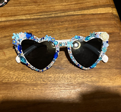Blue Heart Sonnenbrille mit Strassdetail, weißes Gestell, blaue Details
