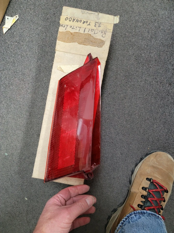 Lente de lámpara trasera derecha Oldsmobile Toronado Rh 1973-1974 NOS 5965888 Foto 4 de 4