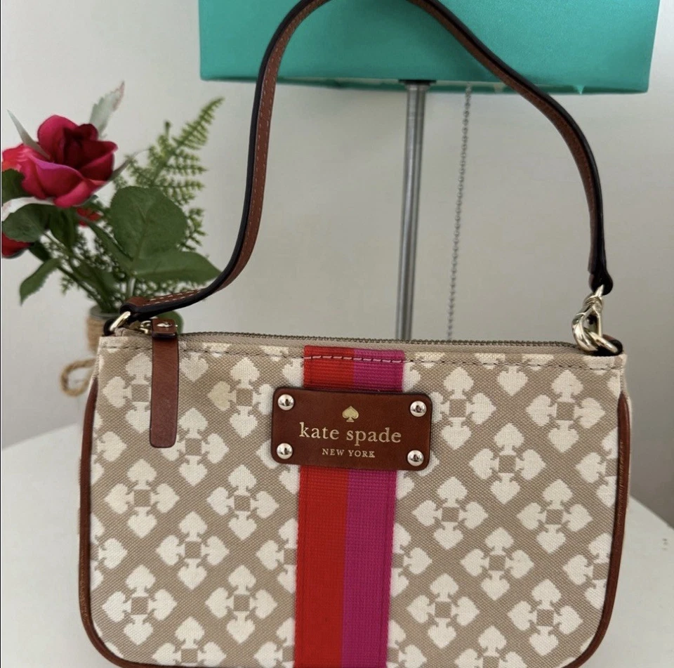 Cartera Kate Spade color tostado y crema con diseño clásico a rayas con acento rojo y rosa Foto 2 de 4