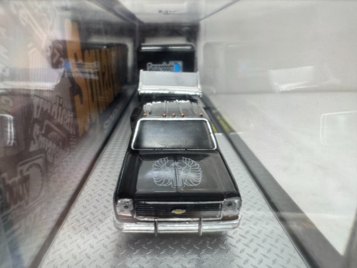 M2 Machines 1/64 – Chevy Cheyenne 30 E GMC Sierra 1973, Squarebody Syndicate, Black - 5