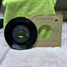 Spike Jones - I Saw Mommy Kissing Santa Claus Christmas Vinyl 45 Record