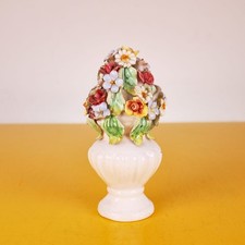 Elegante vaso in ceramica con fiori colorati